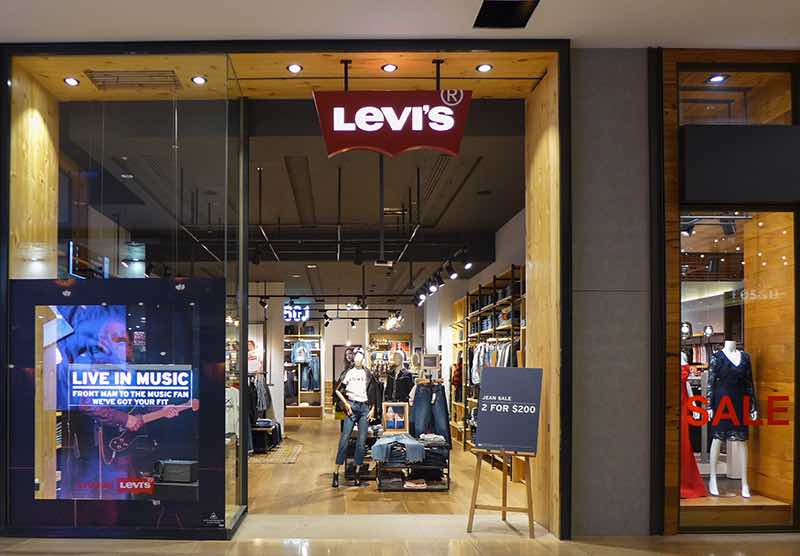 Levi’s poursuit Saint Laurent en justice